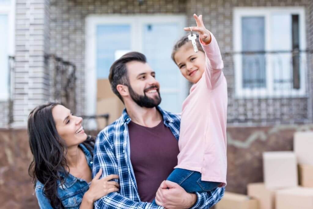 Família feliz que investiu em consórcio para comprar um imóvel de R$ 1 milhão